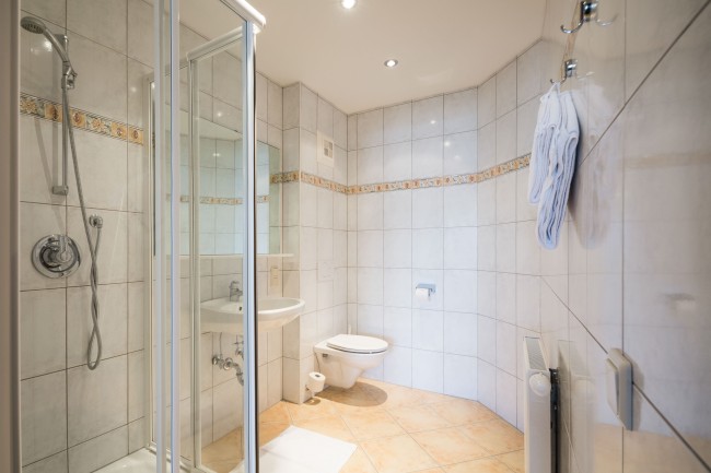 Großes Bad mit Dusche und WC